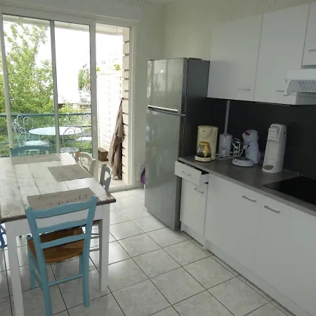 T3 En Centre-ville Avec Terrasse Et Parking Prive A - Fr-1-71-90 Apartmán Royan